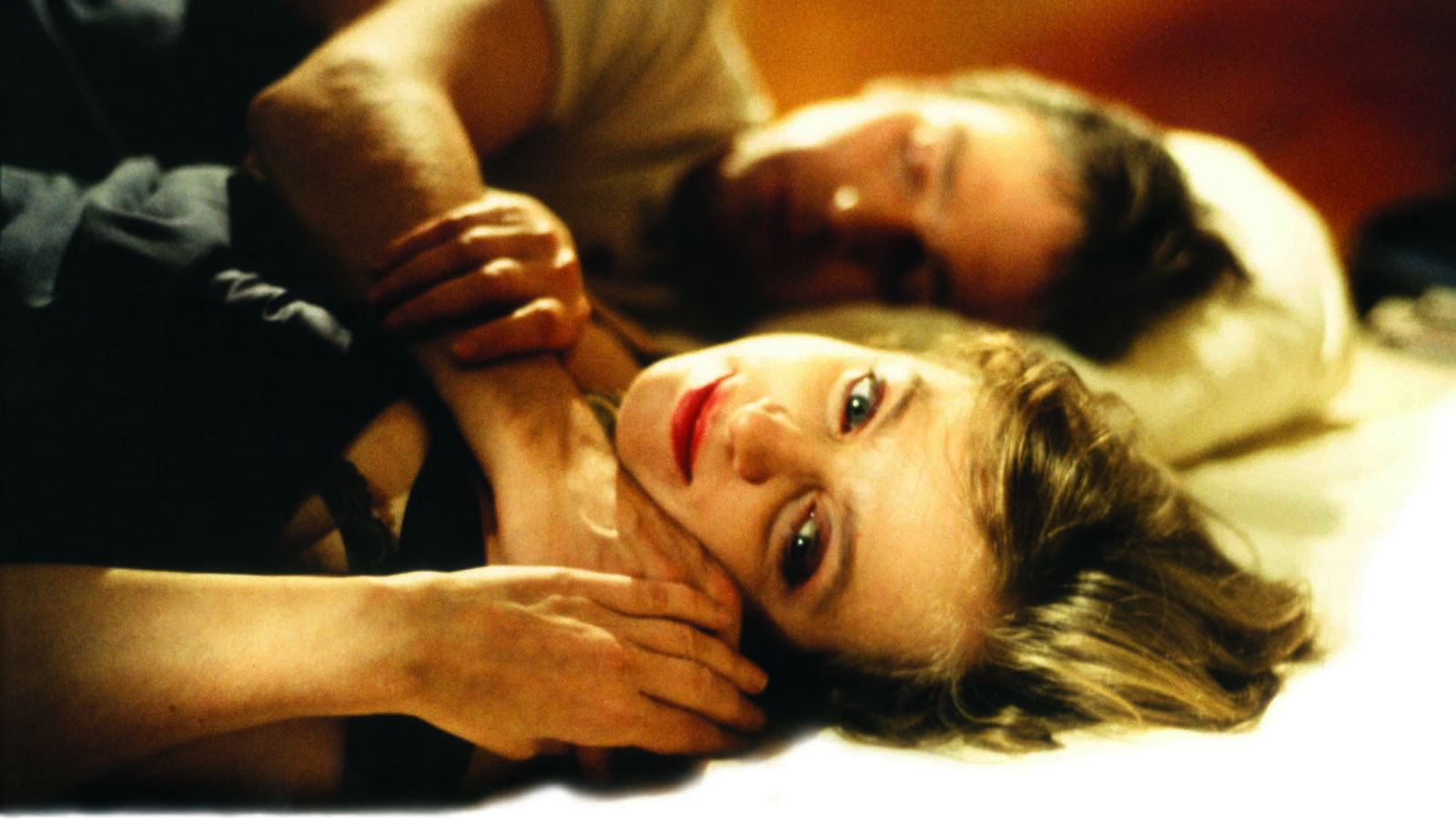 Katharina Thalbach auf Bett